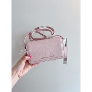 美國代購🇺🇸 現貨 MARC JACOBS MJ 立體LOGO 掀蓋 郵差包 相機包 小側背 皮革 小書包 側背包