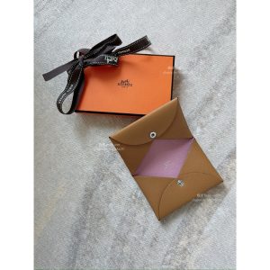 美國代購🇺🇸 現貨 Hermes 焦糖色 錦葵紫 粉 檸檬黃 愛馬仕 calvi 卡包
