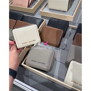 美國代購🇺🇸 現貨+預購 MARC JACOBS MJ 粉色咖啡黑色白色大象灰真皮 針織 短夾 立體logo 皮夾