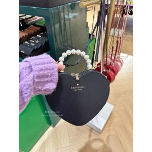 美國代購 🇺🇸 超可愛！現貨 KATESPADE 愛心 珍珠手把 側背包 手提包 愛心款 愛心包黑色防刮皮革相機包半月包